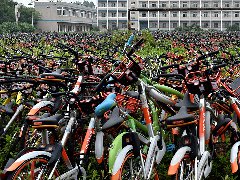 合肥暫扣萬輛共享單車，堆積如山引發(fā)密集恐懼