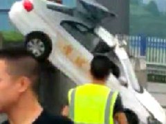 油門當(dāng)剎車，駕考女學(xué)員飛越考場！